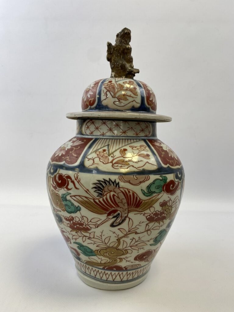 POT COUVERT, IMARI - Japon - A décor d'oiseaux et de volutes. - (éclats et manq…