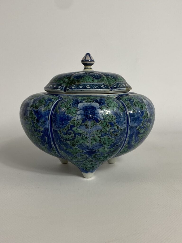 POT COUVERT TRIPODE EN CERAMIQUE EMAILLE POLYLOBE - Japon - Repose sur trois co…