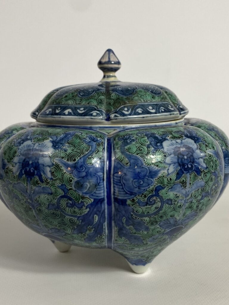 POT COUVERT TRIPODE EN CERAMIQUE EMAILLE POLYLOBE - Japon - Repose sur trois co…