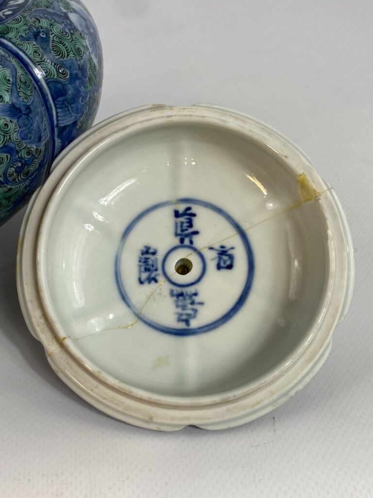 POT COUVERT TRIPODE EN CERAMIQUE EMAILLE POLYLOBE - Japon - Repose sur trois co…