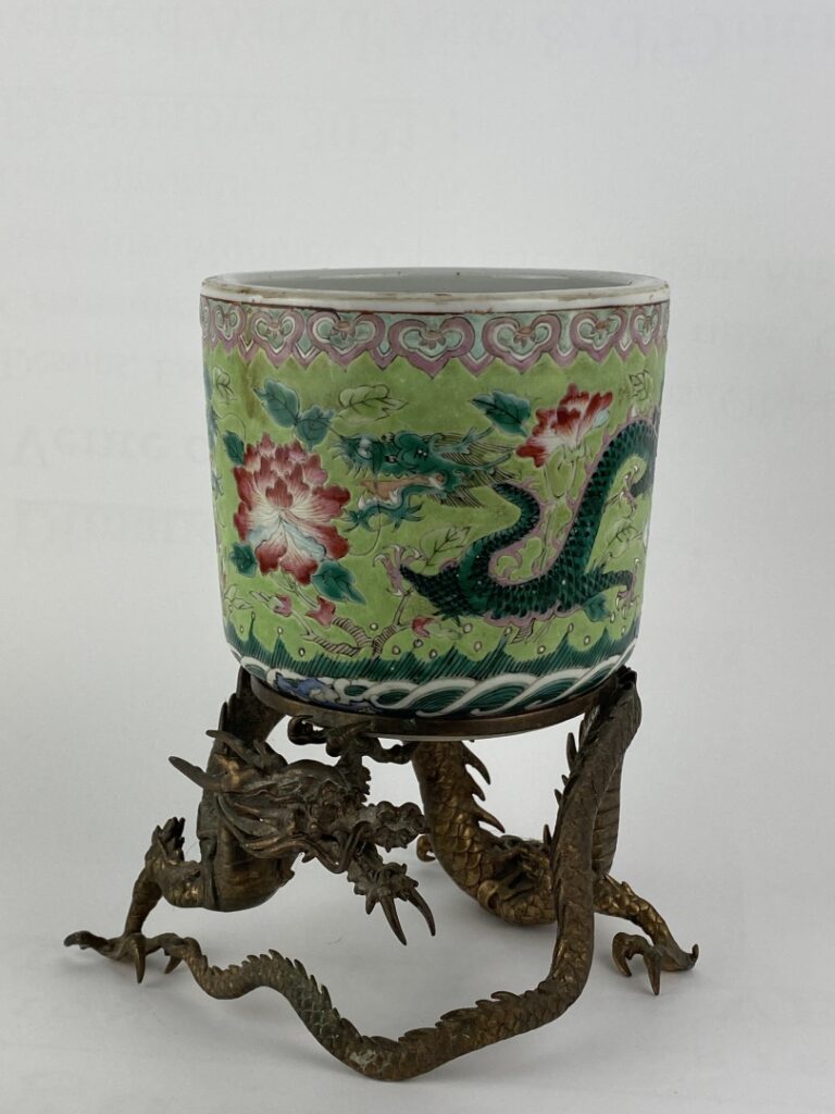 Pot en porcelaine émaillé dans le style de la "Famille Rose" - Chine - Sur fond…