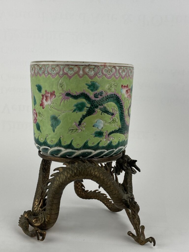 Pot en porcelaine émaillé dans le style de la "Famille Rose" - Chine - Sur fond…