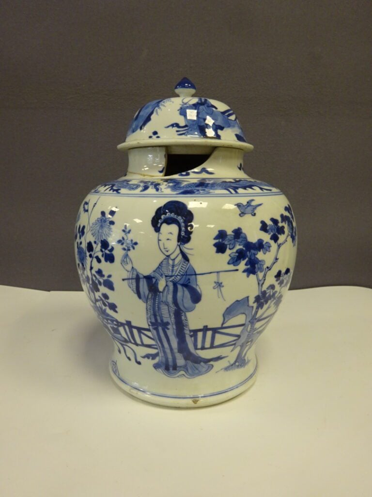[-] POTICHE COUVERTE EN PORCELAINE BLEU BLANC - Chine, - A décor de femmes dans…