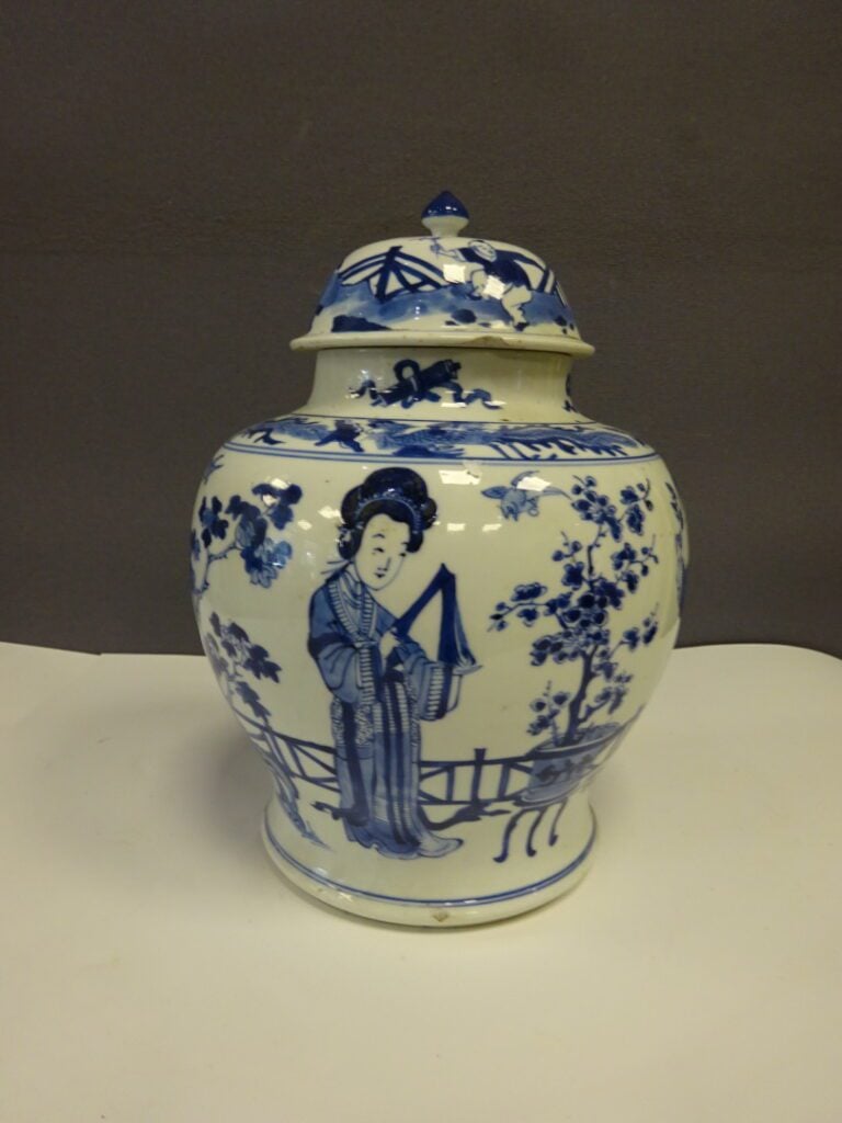 [-] POTICHE COUVERTE EN PORCELAINE BLEU BLANC - Chine, - A décor de femmes dans…