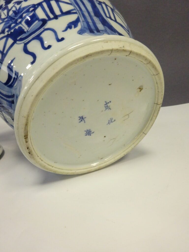 [-] POTICHE COUVERTE EN PORCELAINE BLEU BLANC - Chine, - A décor de femmes dans…