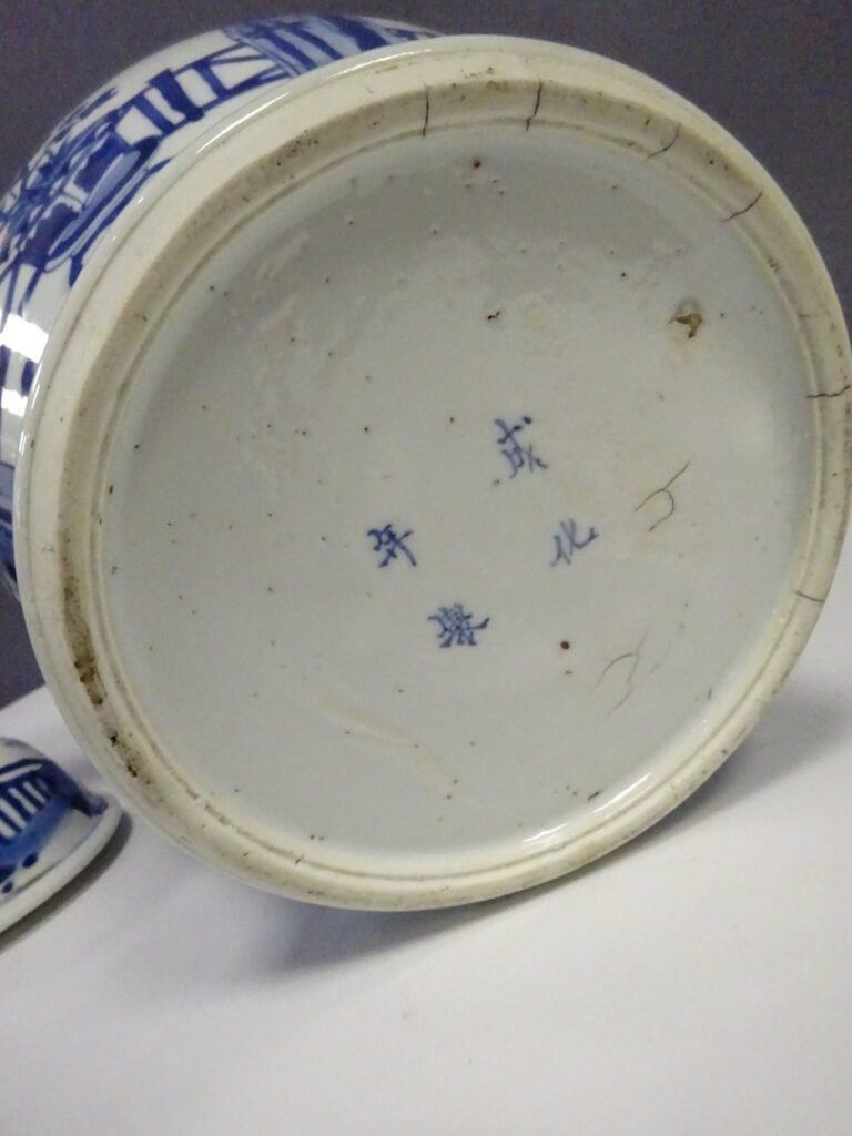 [-] POTICHE COUVERTE EN PORCELAINE BLEU BLANC - Chine, - A décor de femmes dans…