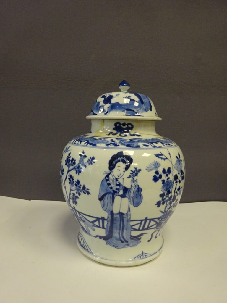 [-] POTICHE COUVERTE EN PORCELAINE BLEU BLANC - Chine, - A décor de femmes dans…