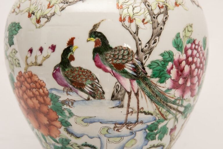 [.] POTICHE COUVERTE EN PORCELAINE EMAILLEE POLYCHROME DANS LE STYLE DE LA FAMI…