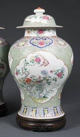 POTICHE EN PORCELAINE A DECOR EMAILLE POLYCHROME DANS LE STYLE DE LA " FAMILLE…