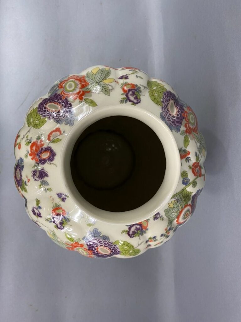 Potiche godronnée en faïence à décor floral stylisé sur fond crème - Cachet Tho…