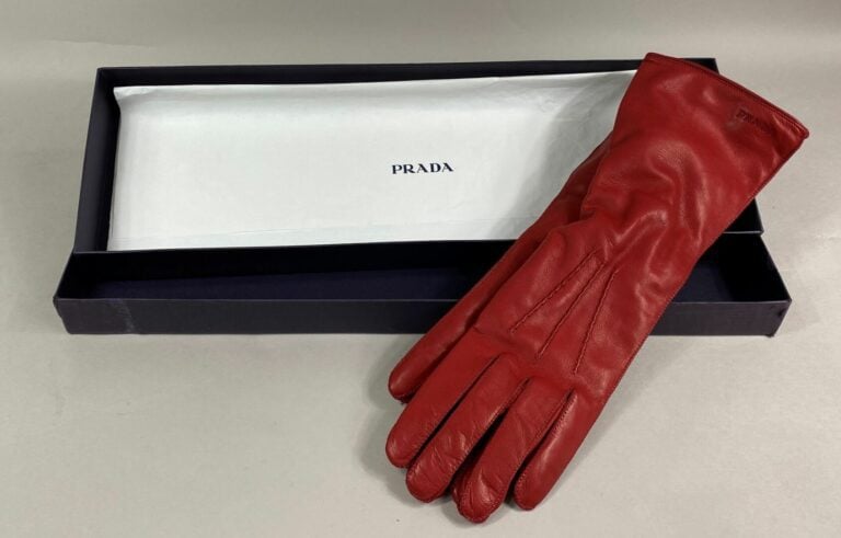 PRADA - Paire de gants longs en cuir d'agneau rouge - Long. : 35 cm - (état neu…