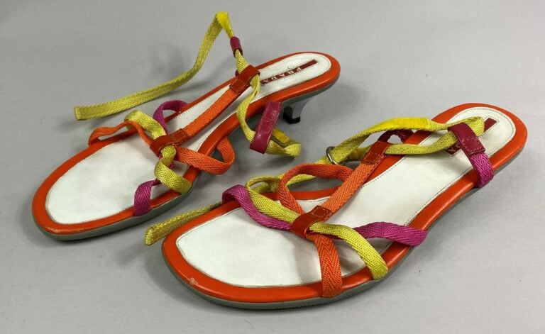 PRADA - Paire de sandales en cuir orange à brides colorées - Pointure 39 - H. t…