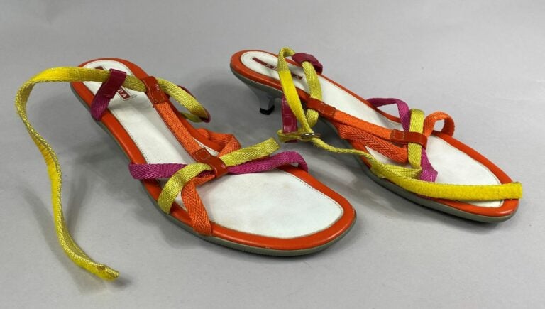 PRADA - Paire de sandales en cuir orange à brides colorées - Pointure 39 - H. t…