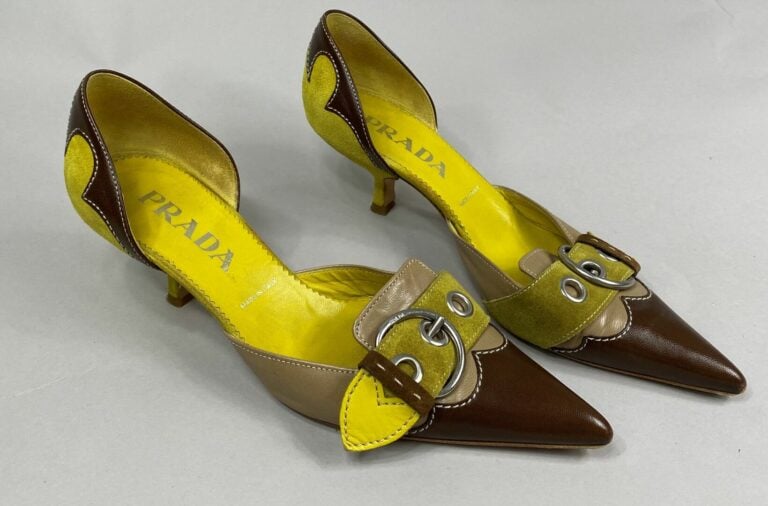 PRADA - Paire d'escarpins en cuir jaune, beige et marron à bout pointu orné d'u…