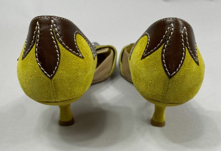 PRADA - Paire d'escarpins en cuir jaune, beige et marron à bout pointu orné d'u…