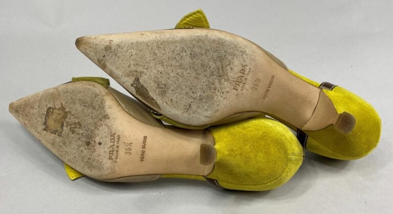 PRADA - Paire d'escarpins en cuir jaune, beige et marron à bout pointu orné d'u…