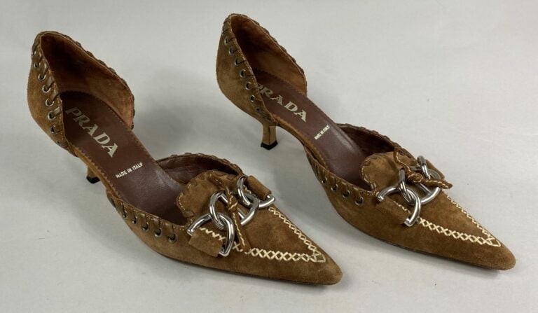 PRADA - Paire d'escarpins en peau marron à bout pointu orné d'une boucle - Poin…