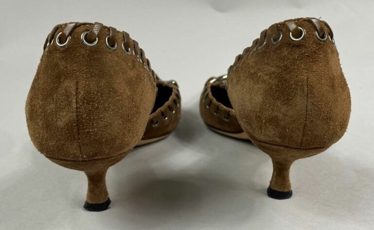 PRADA - Paire d'escarpins en peau marron à bout pointu orné d'une boucle - Poin…