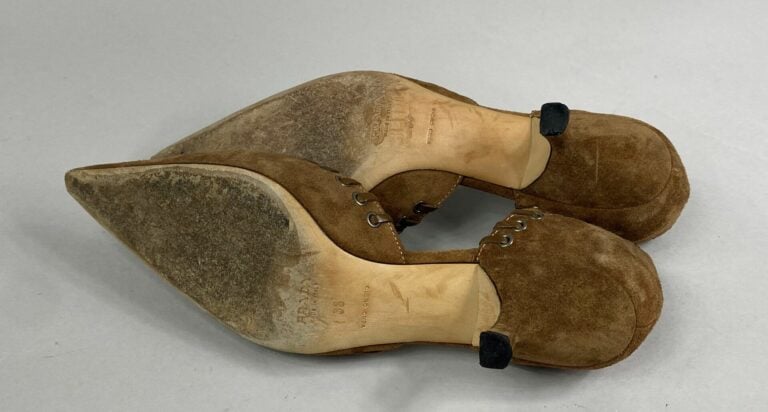 PRADA - Paire d'escarpins en peau marron à bout pointu orné d'une boucle - Poin…