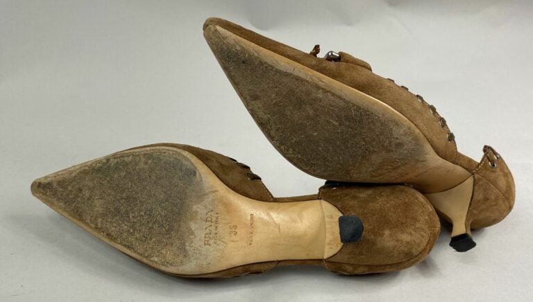 PRADA - Paire d'escarpins en peau marron à bout pointu orné d'une boucle - Poin…