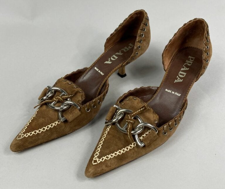 PRADA - Paire d'escarpins en peau marron à bout pointu orné d'une boucle - Poin…