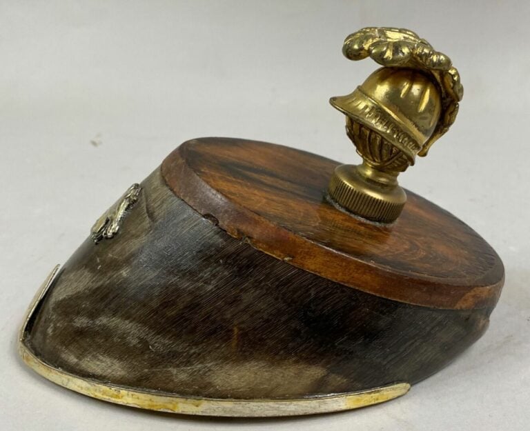 Presse-papier en forme de sabot surmonté d'un casque - 10,5 x 15,5 x 10,5 cm