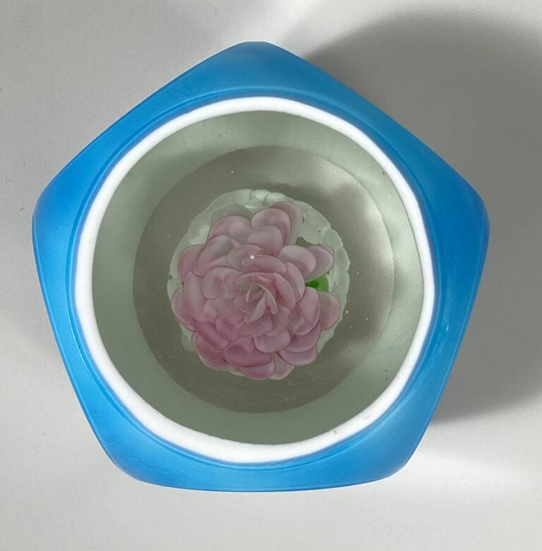 Presse-papiers moderne overlay bleu à motif d'une rose épanouie.Diamètre :9.8 c…