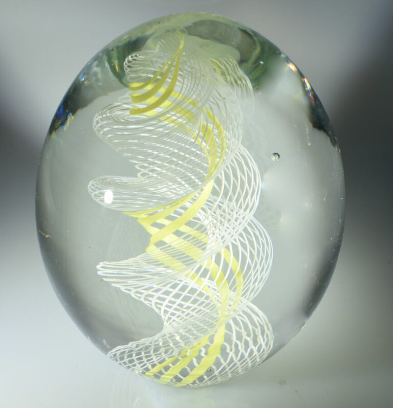Presse-papiers ovoïde moderne à décor de spirale filigranée blanche et jaune. D…