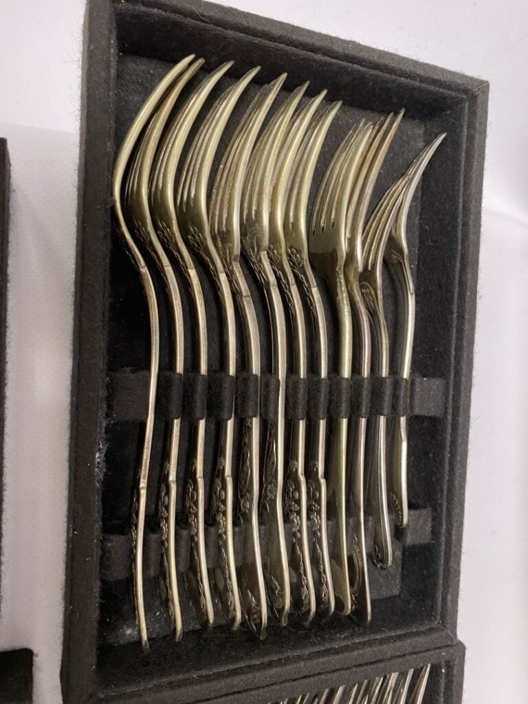 PRIMA, Lyon. - Partie de ménagère en métal argenté, modèle Art Deco, comprenant…