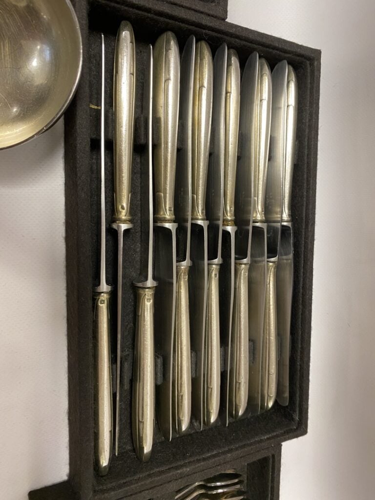 PRIMA, Lyon. - Partie de ménagère en métal argenté, modèle Art Deco, comprenant…