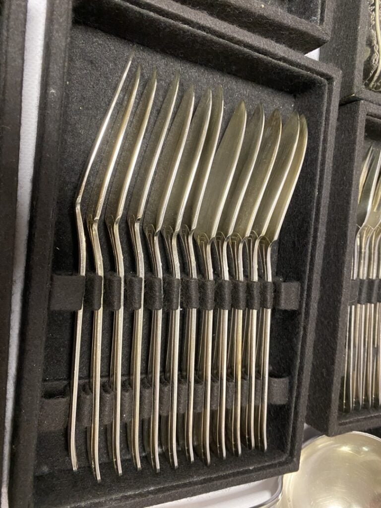 PRIMA, Lyon. - Partie de ménagère en métal argenté, modèle Art Deco, comprenant…