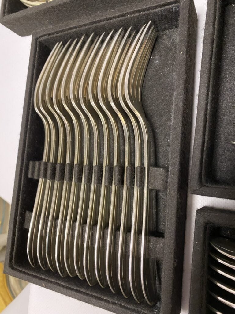 PRIMA, Lyon. - Partie de ménagère en métal argenté, modèle Art Deco, comprenant…