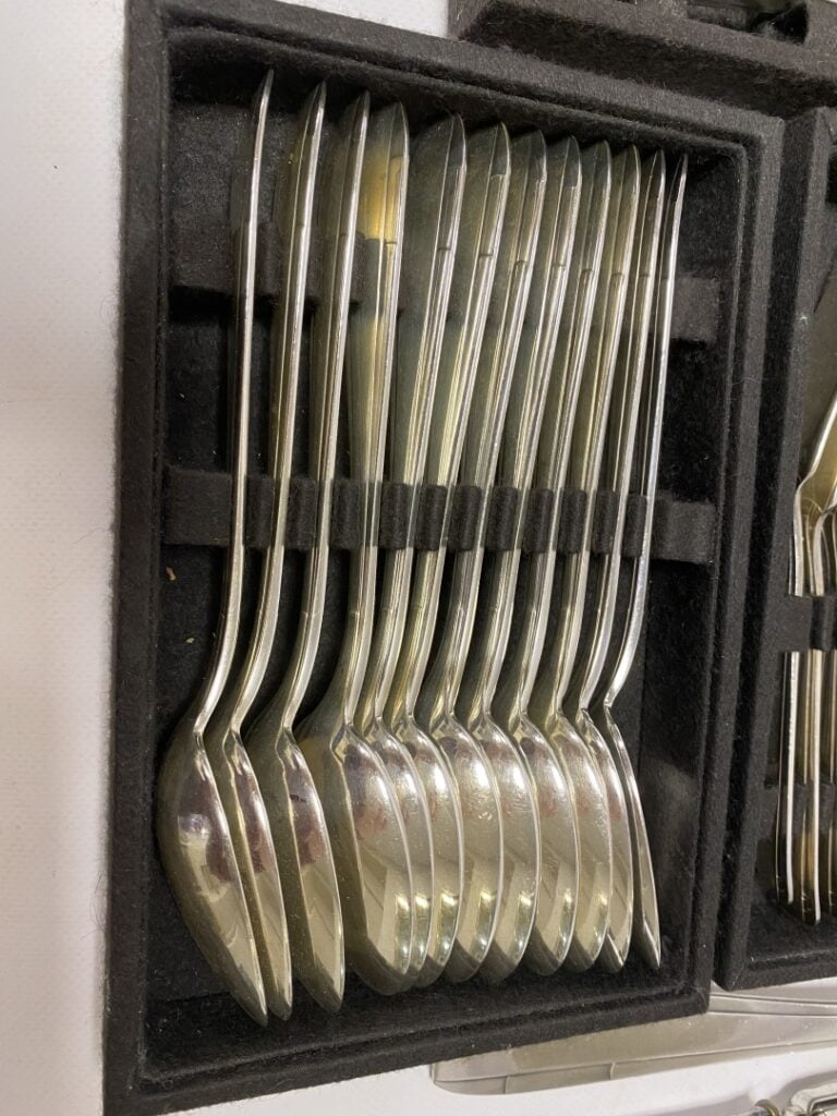 PRIMA, Lyon. - Partie de ménagère en métal argenté, modèle Art Deco, comprenant…
