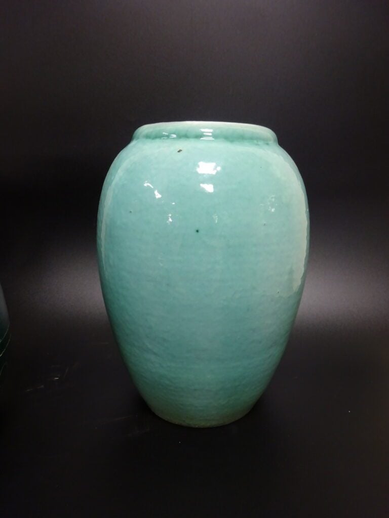 PRIMAVERA. - Vase ovoïde en terre cuite à fond vert d'eau. - On y joint un autr…