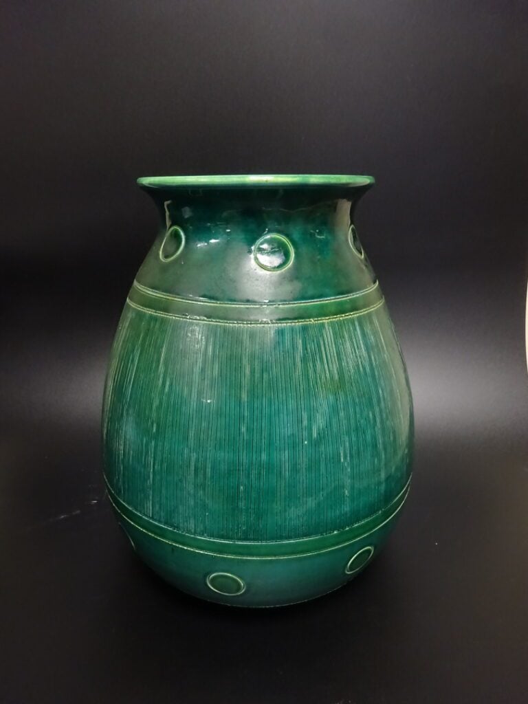PRIMAVERA. - Vase ovoïde en terre cuite à fond vert d'eau. - On y joint un autr…