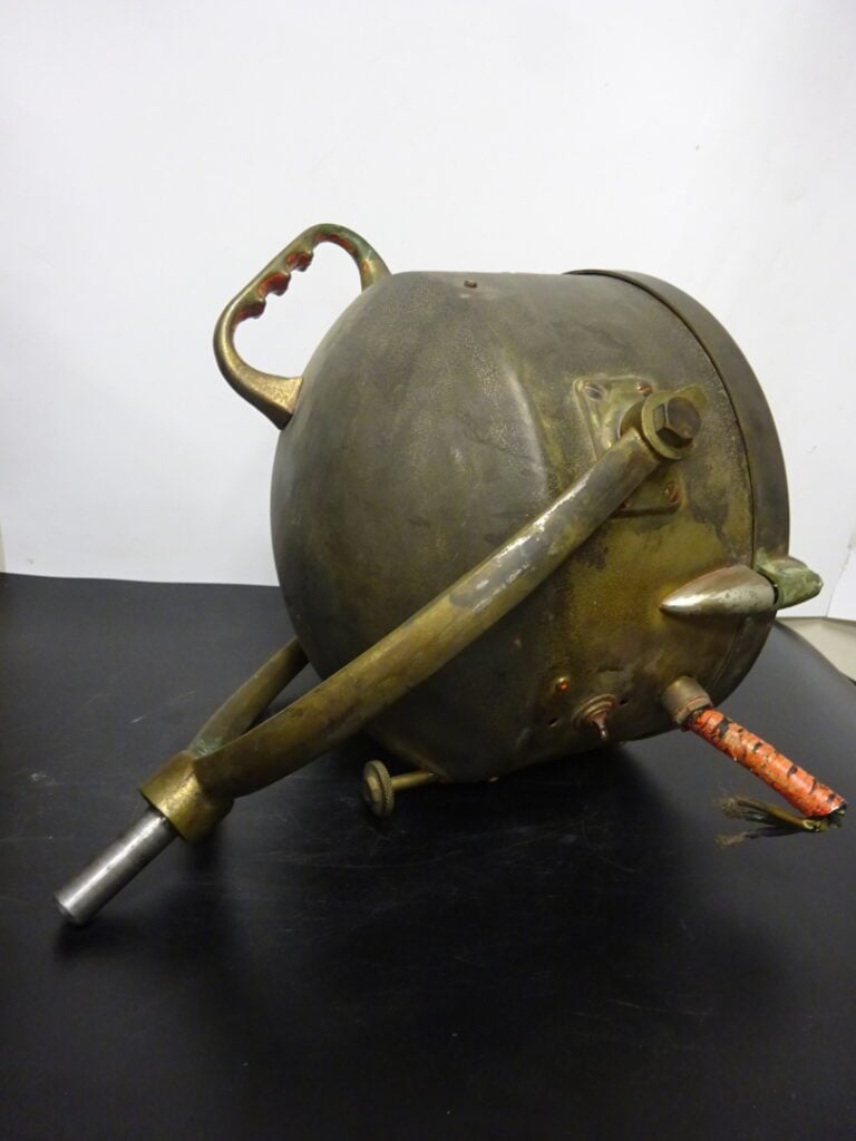 Projecteur de phare en bronze (électrifié). - Diamètre: 28 cm.