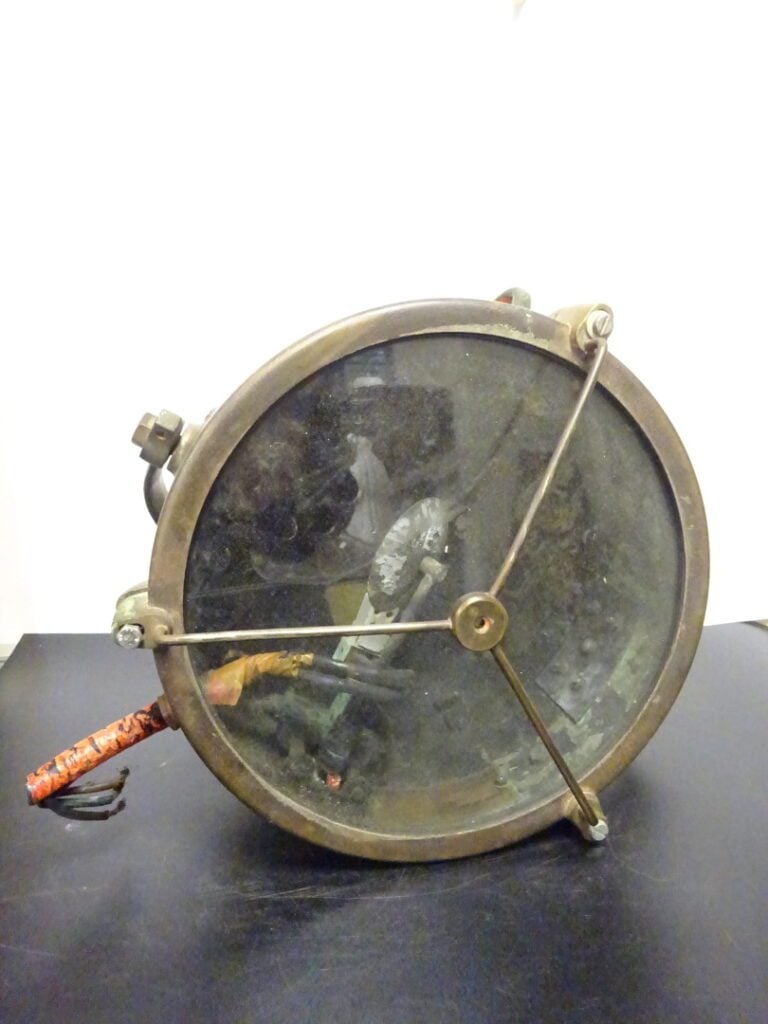 Projecteur de phare en bronze (électrifié). - Diamètre: 28 cm.