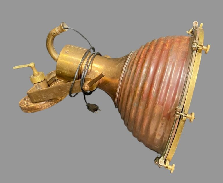 Projecteur de pont en cuivre et bronze riveté - H : 63 cm - Diam : 47,5 cm - Pr…
