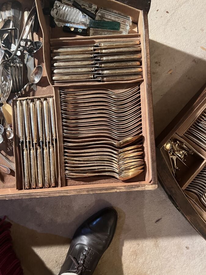 PUIFORCAT .Partie de ménagère en argent, armoriée, modèle filet rubans croisés…