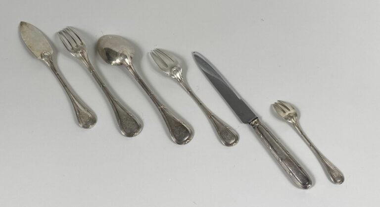 PUIFORCAT .Partie de ménagère en argent, armoriée, modèle filet rubans croisés…