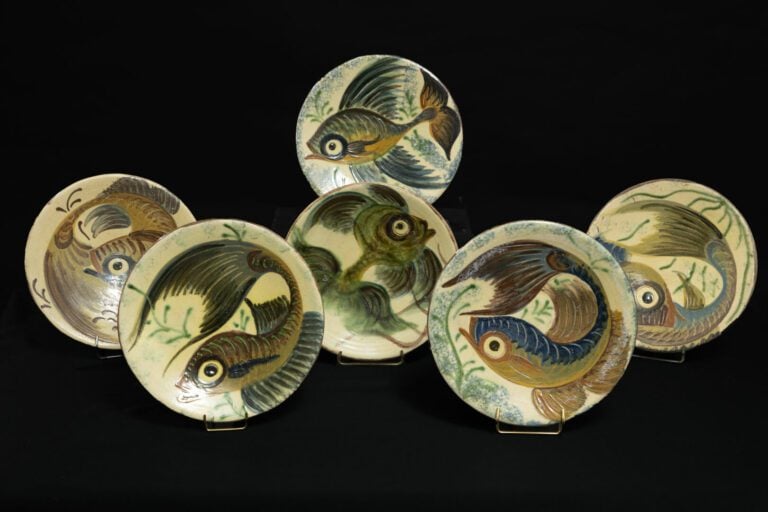 PUIGDEMONT - Suite de six assiettes en céramique émaillée polychrome à décor de…