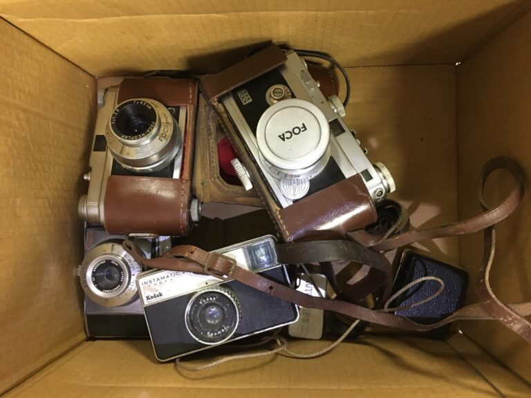 Quatre appareils photo, deux Foca, un Instamatic Kodak et un autre Kodak