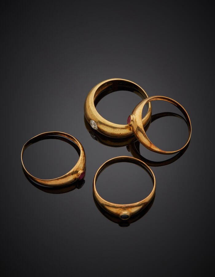 Quatre BAGUES « joncs » en or jaune (750‰) serti d'un diamant taille brillant,…