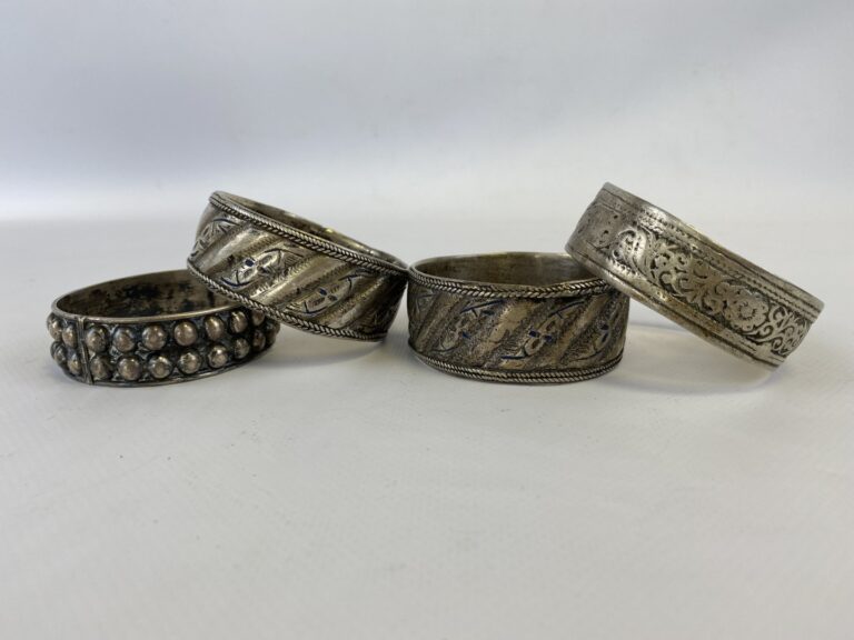 Quatre bracelets berbères en métal et argent à décor en relief de motifs végéta…