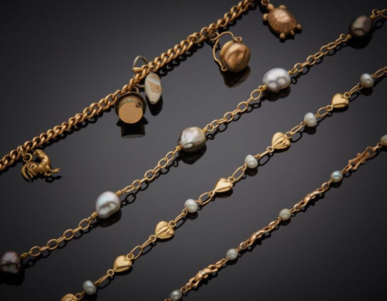 Quatre BRACELETS en or jaune (750‰): - - un à maille gourmette, retenant cinq b…