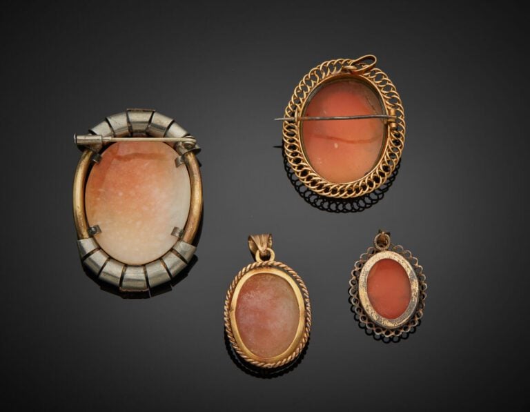 Quatre BROCHES-PENDENTIFS « camées profil de femme » comprenant : - - une BROCH…
