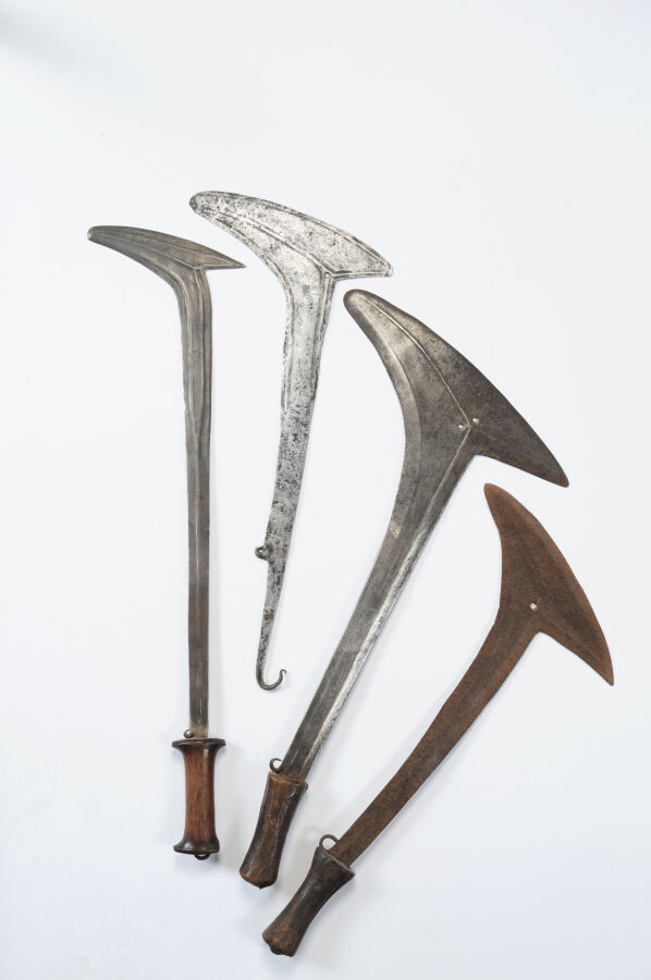 Quatre couteaux de jet, 3 avec des poignées en bois, 51,56,45,43 cm