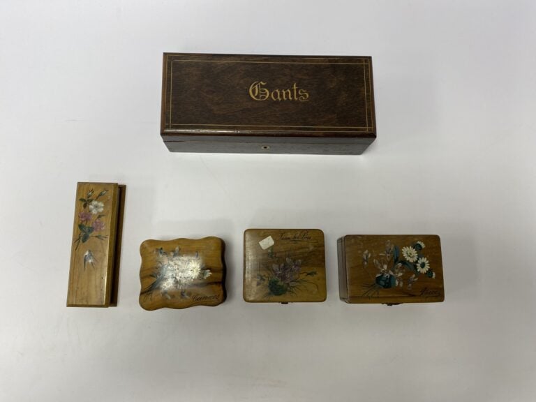 Quatre petites boites en bois d'olivier, à décor peint de fleurs et marquées "N…