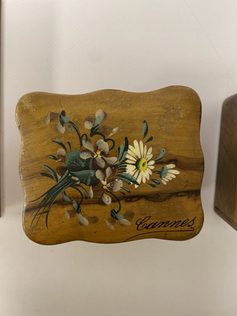 Quatre petites boites en bois d'olivier, à décor peint de fleurs et marquées "N…