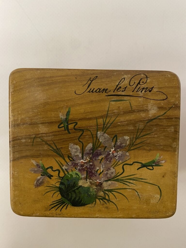 Quatre petites boites en bois d'olivier, à décor peint de fleurs et marquées "N…